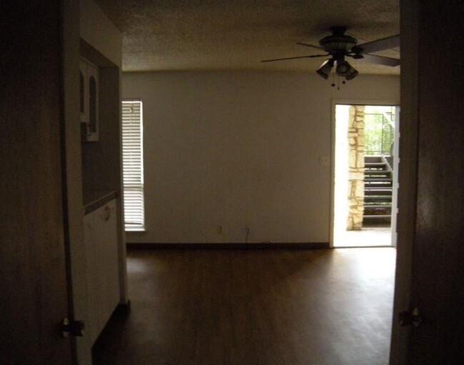 Building Photo - K079 - Parapet #204