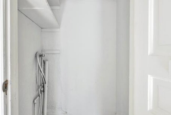 Building Photo - 827 S Crockett St