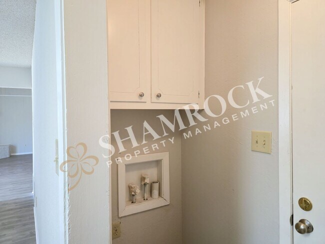 Building Photo - 3/2 Hewitt Home