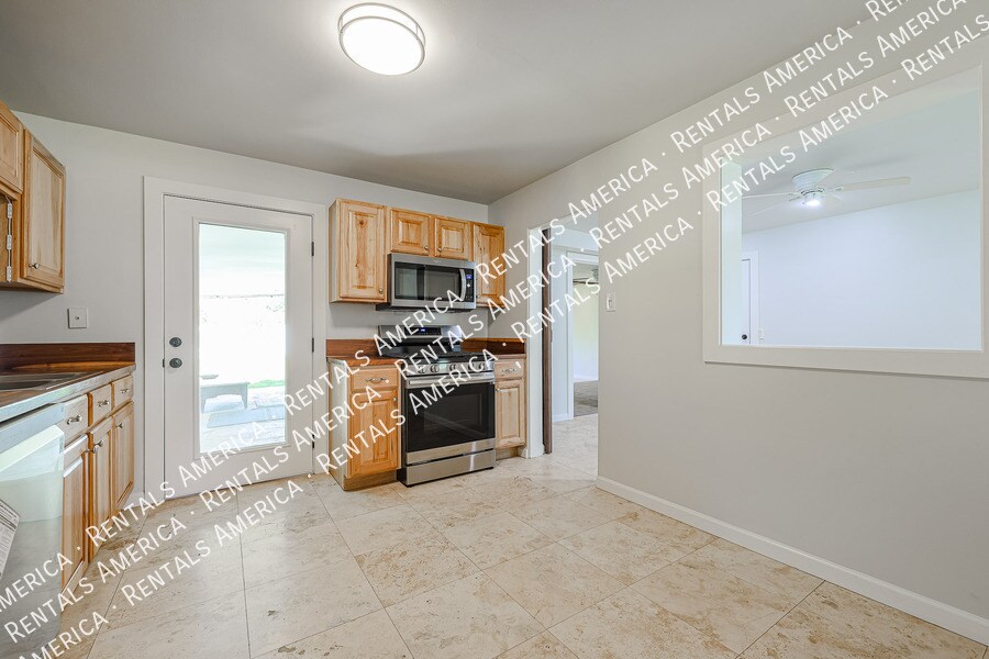Building Photo - 1538 E Cedar St