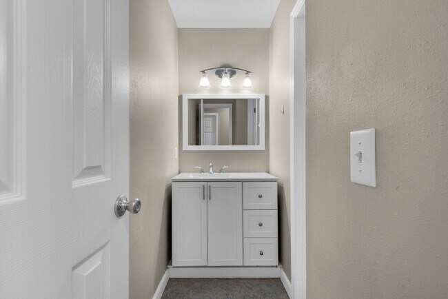 Building Photo - "Charming 2-Bed Townhouse Oasis in Shalimar !"