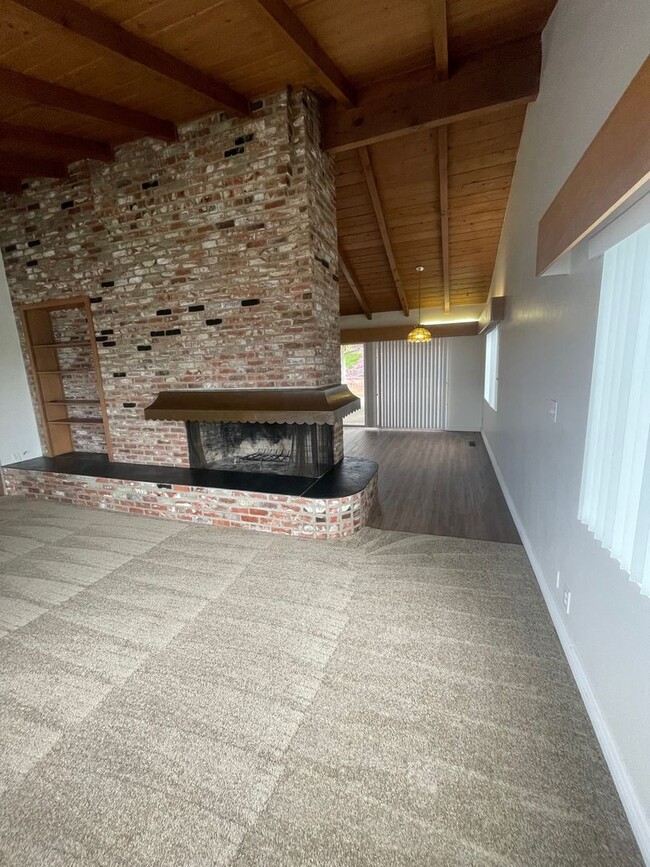 Building Photo - Expansive 3BD/2BA in North PB w/ Bay and O...