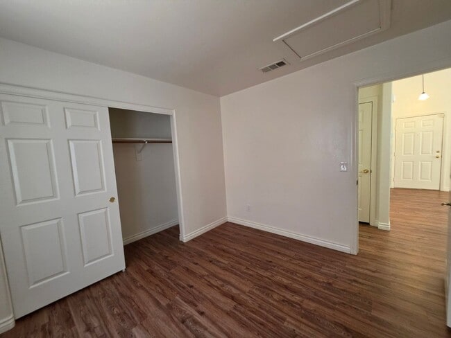 Building Photo - Beautiful Single Story Home