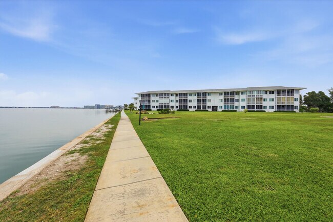 Building Photo - 769 John Ringling Blvd