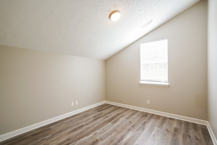 Building Photo - 685 Belgium Dr