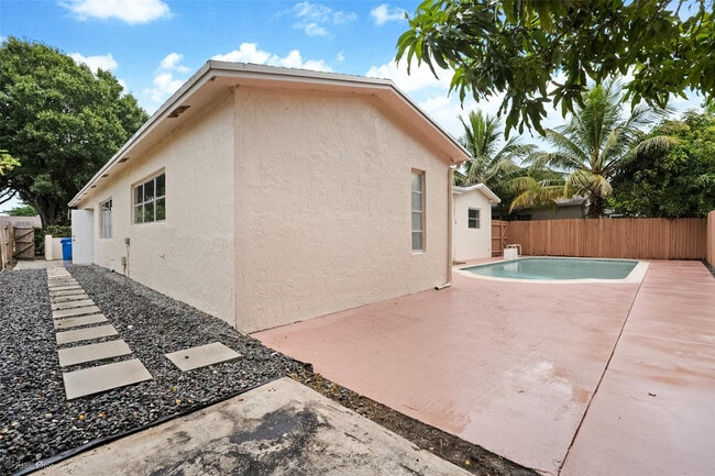 Building Photo - 4971 SW 7th Ct