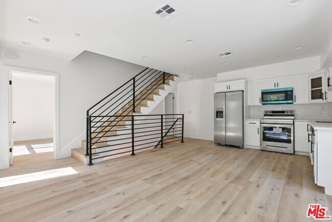 Building Photo - 2113 Holly Dr