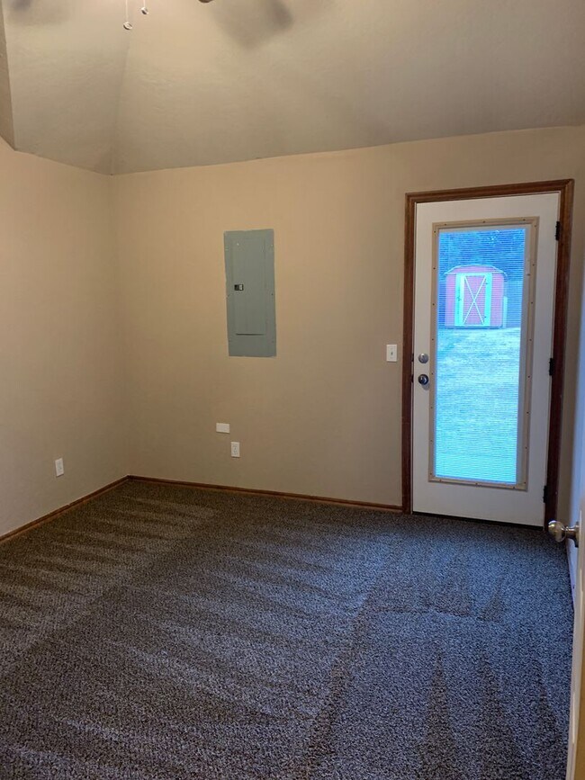 Building Photo - 3 bedroom, 2 bathroom, 2 car garage