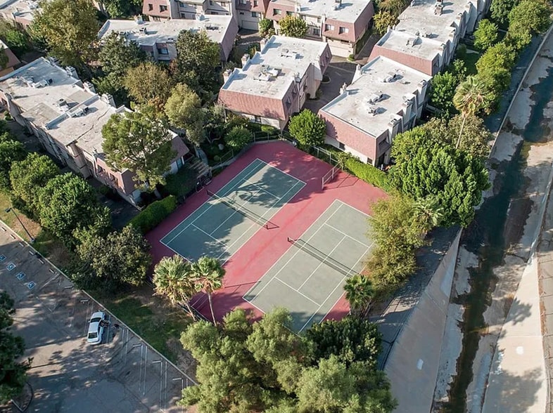 Primary Photo - 9000 Vanalden Ave