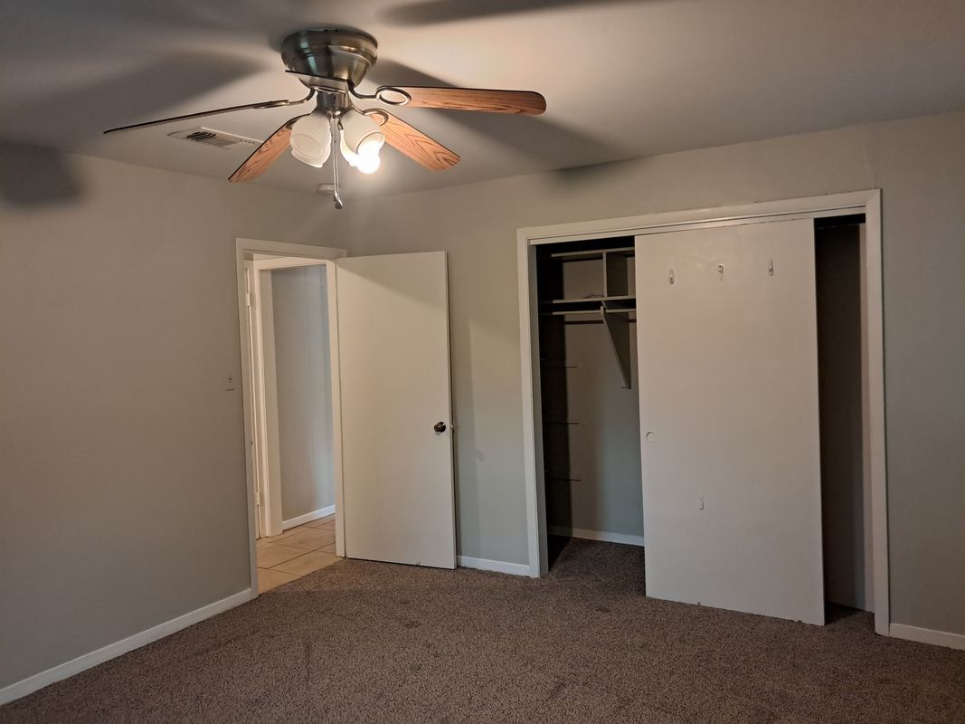 Building Photo - 1306 Leacrest Dr