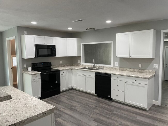 Building Photo - PRE-LEASING! Beautiful 3 Bedroom 2 Bath 2 Living Areas + Detached 1 Car Garage/ Workshop