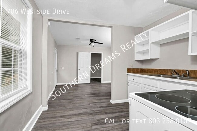 Building Photo - 706 Westside Dr