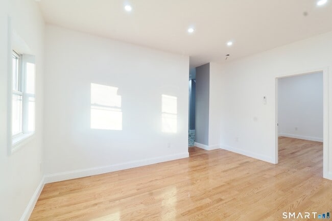 Building Photo - 40 Elizabeth St