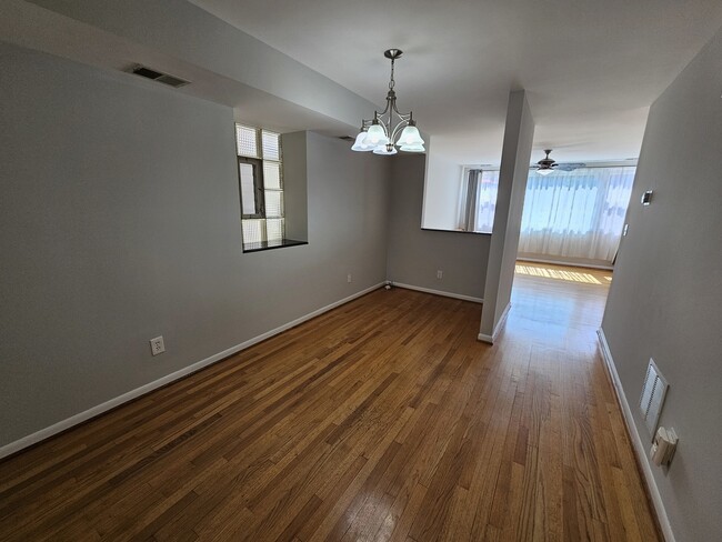 Building Photo - 1140 W Barry Ave