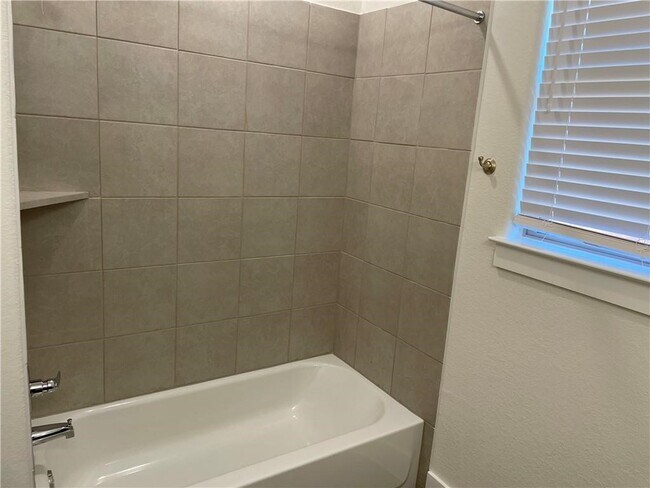 Building Photo - 624 Parkline Dr