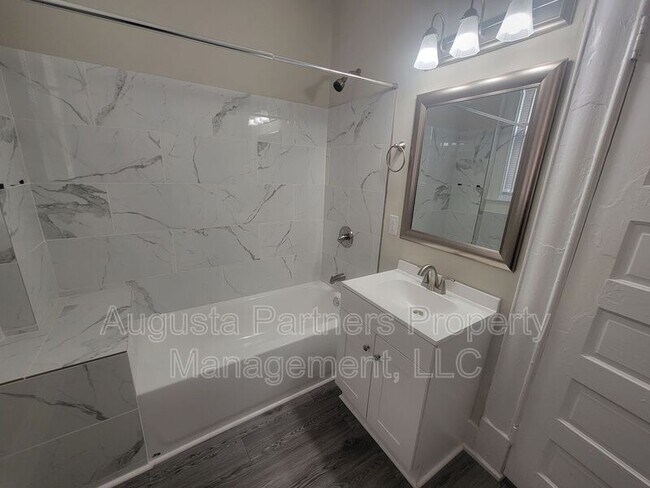 Building Photo - 323.5 Ellis St