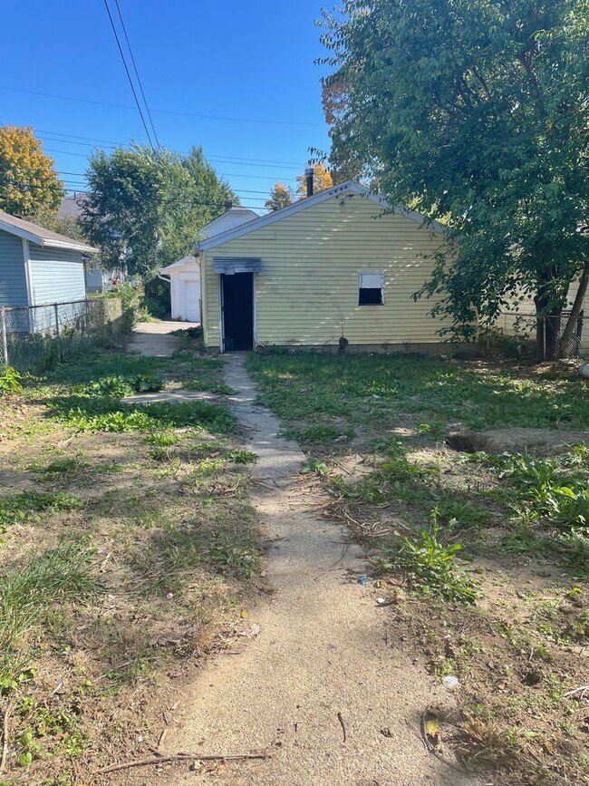 Building Photo - Large Single Family Near Downtown Dayton