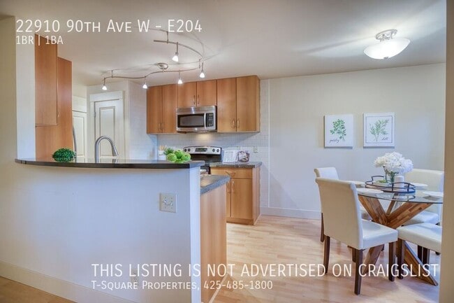 Building Photo - Beautifully Updated 1 Bedroom Condo w/Priv...