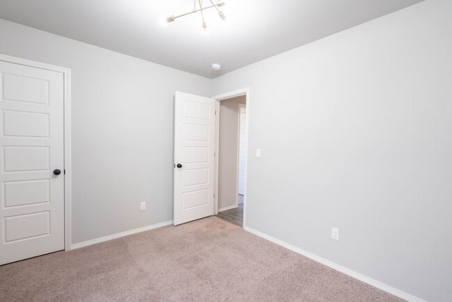 Building Photo - 3 Bed | 2 Bath in Broken Arrow!