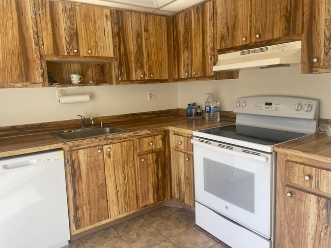 Building Photo - 83 Capri B