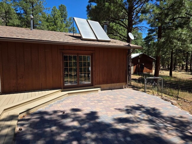 Building Photo - **LEASE PENDING Idyllic Ranch style Home O...