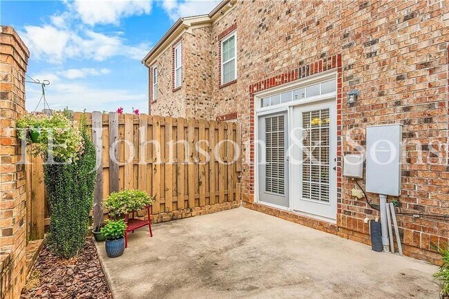 Building Photo - Beautiful 2 Bedroom Townhome with Bonus Room, Garage, and High End Finishes