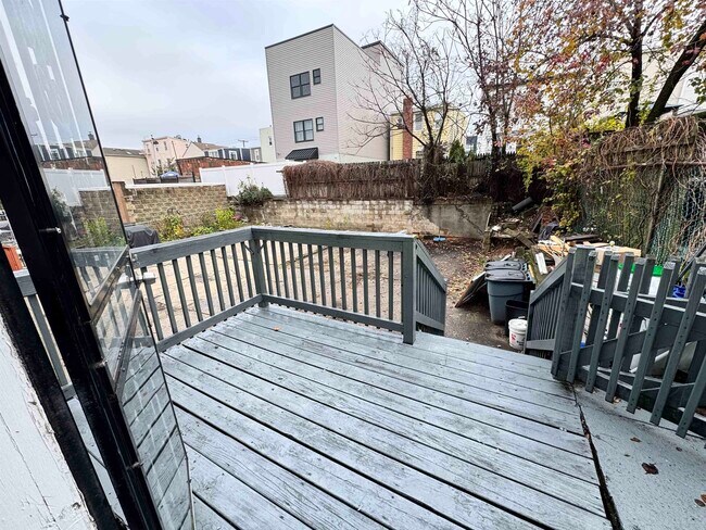 Building Photo - 272 Winfield Ave