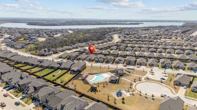Building Photo - 1352 Lake Grove Dr