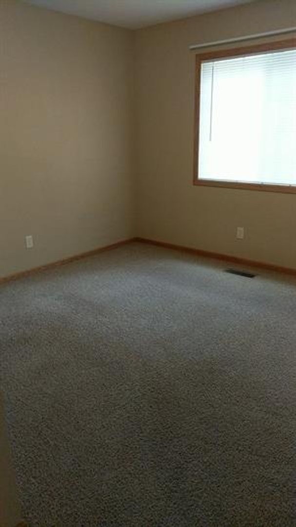 Building Photo - 4 Bedroom 2 Bathroom Home