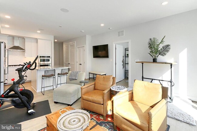 Building Photo - 635 Slaters Ln