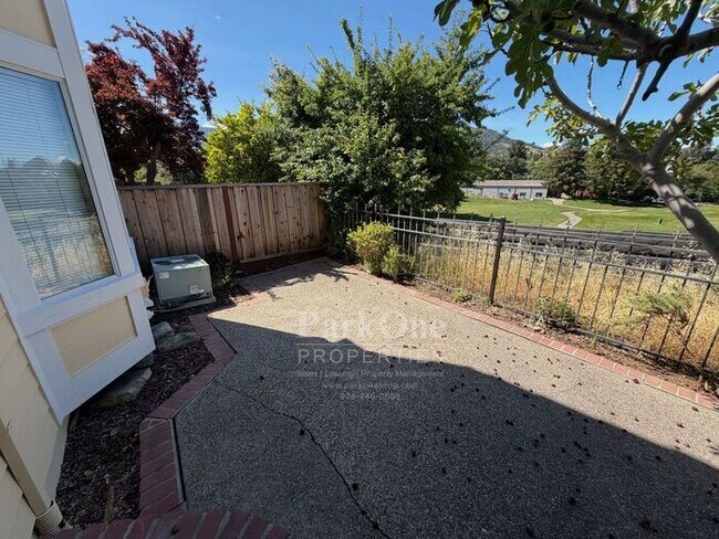 Building Photo - Updated Townhouse in Clayton Available for Lease now!