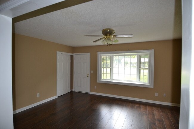 Building Photo - Home For Rent