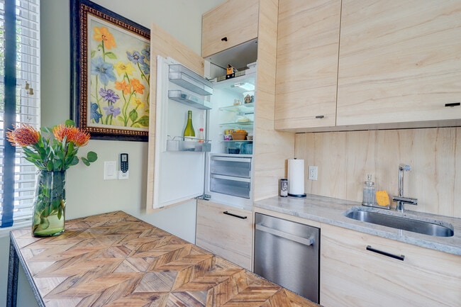 Building Photo - 416 S Front St