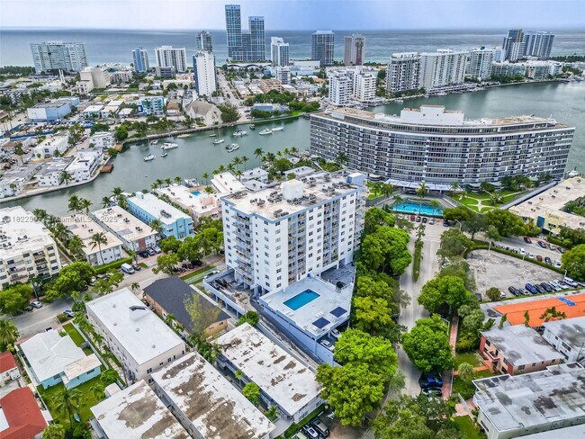 Building Photo - 6900 Bay Dr