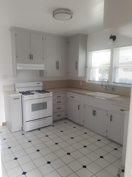 Kitchen - 5165 Carlingford Ave