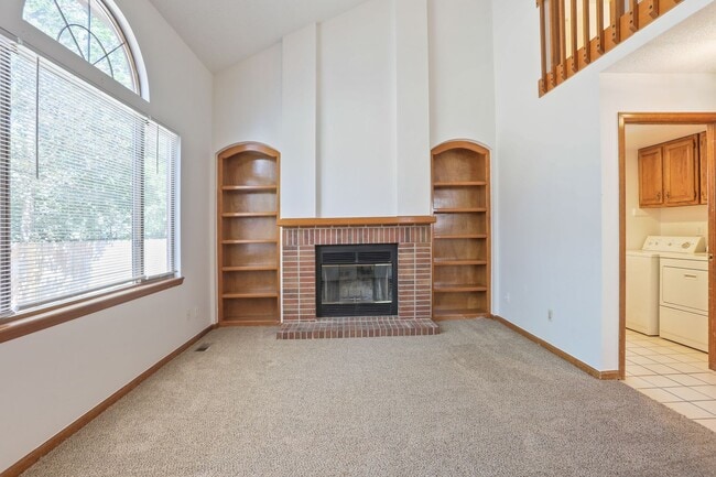 Building Photo - Beautifully Updated 3BR/2.5BA Home in Longmont – $300 Off First Month's Rent