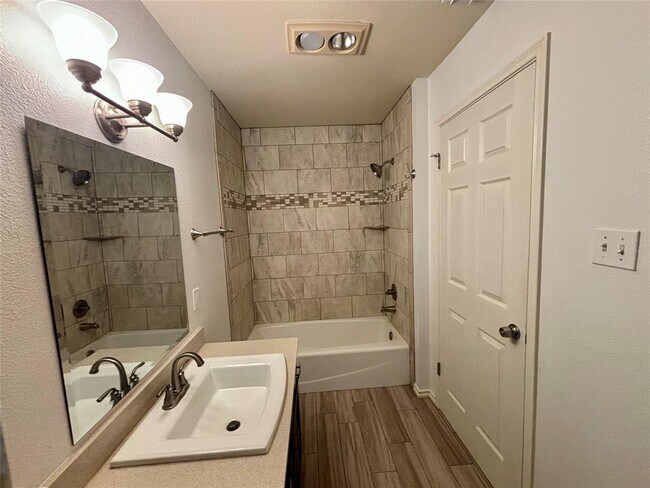 Building Photo - 808 Lone Star Dr
