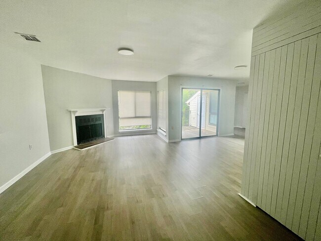 Building Photo - Top-floor 2-bedroom, 2-bath residence in Charlotte