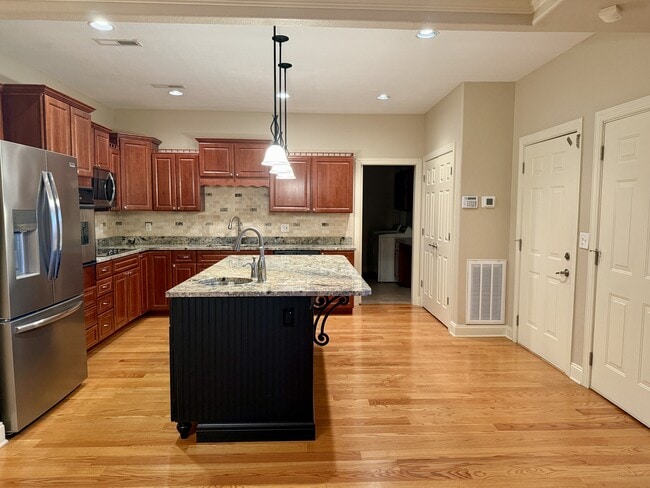 Building Photo - 421 Amberland Ln