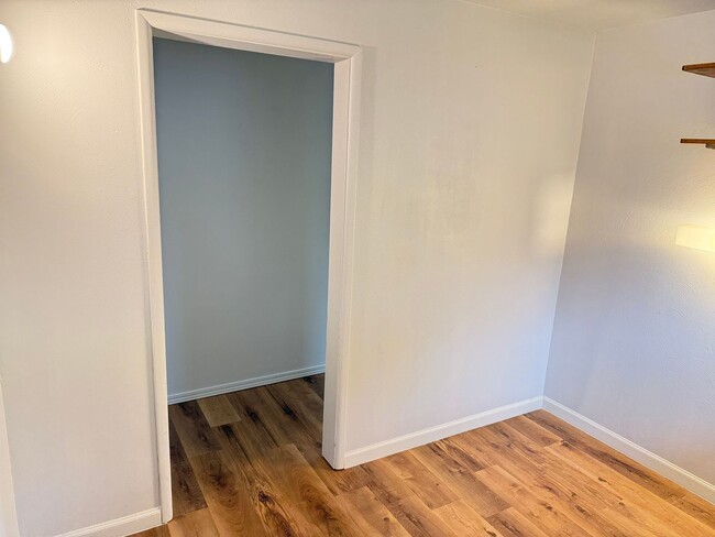 Building Photo - Huge 4 bedroom 2 bath house!