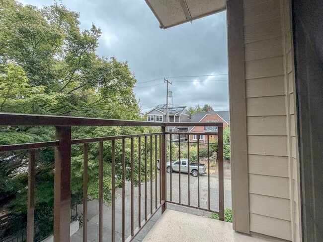 Building Photo - Gorgeous 2bd/2bth Lower Queen Anne Condo, $2,850/mo.