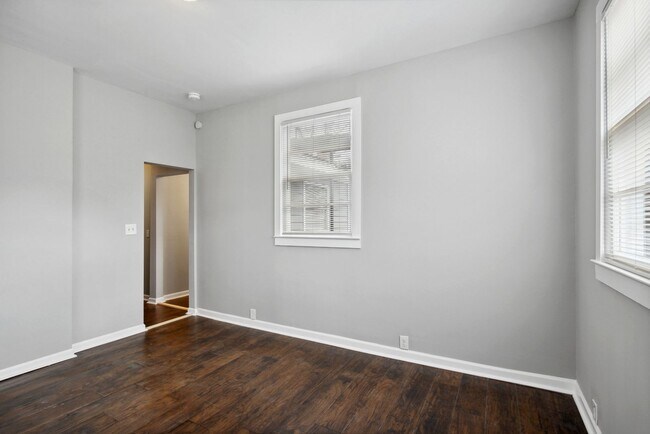 Building Photo - 1211