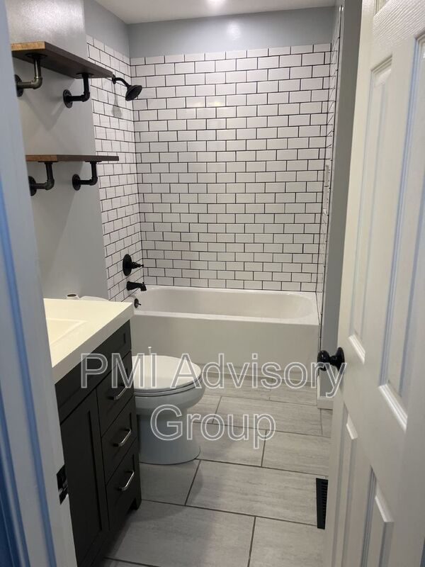 Building Photo - 1220 N School St