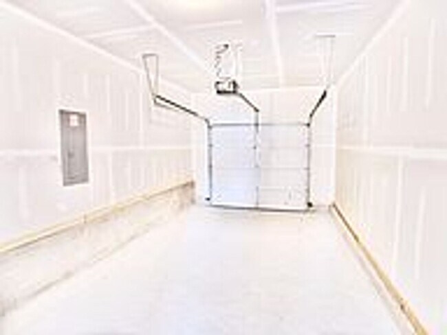 Building Photo - Cozy 3 Bed, 2 Bath Townhome