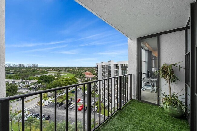 Building Photo - 1000 Parkview Dr