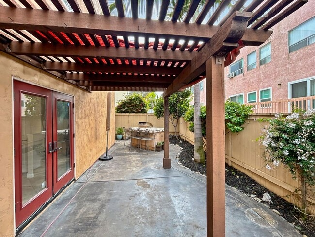 Building Photo - Beautiful 3BD/3.5BA W/ A/C and 2-Car Attached Garage in Hillcrest!