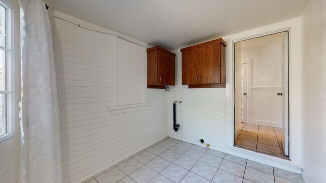 Building Photo - 3423 W 58th Plz