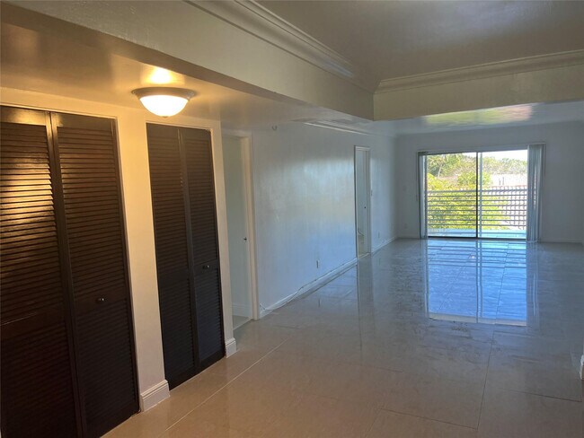 Building Photo - 3120 N Pine Island Rd