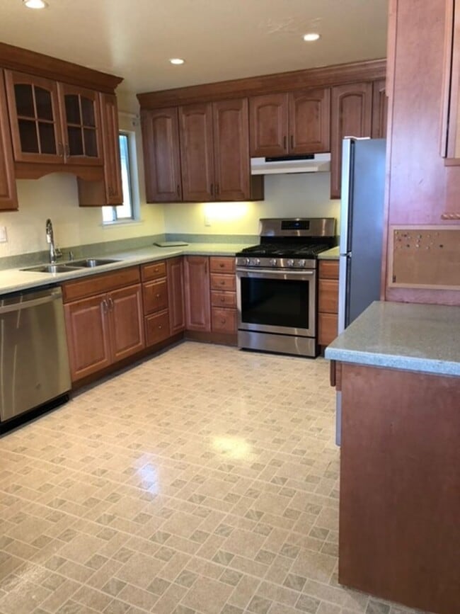 Building Photo - Charming Court Home Near Schools & Parks