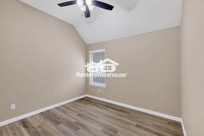 Building Photo - Great Location and Fully Refreshed Move In...